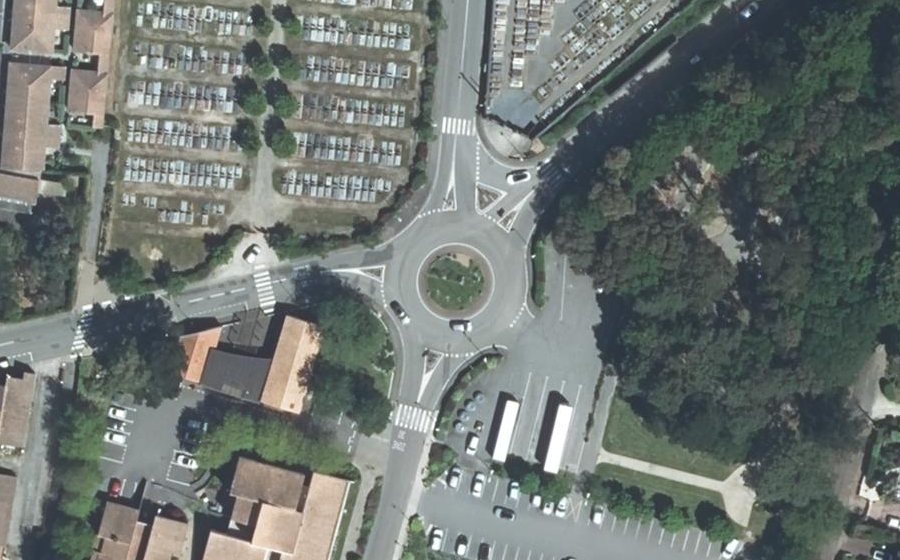 Vue aérienne du Rond-point anonyme n°27048695