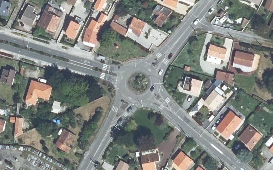 Vue aérienne du Rond-point anonyme n°27048932