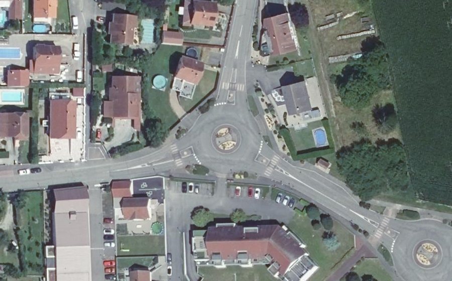 Vue aérienne du Rond-point anonyme n°27048983