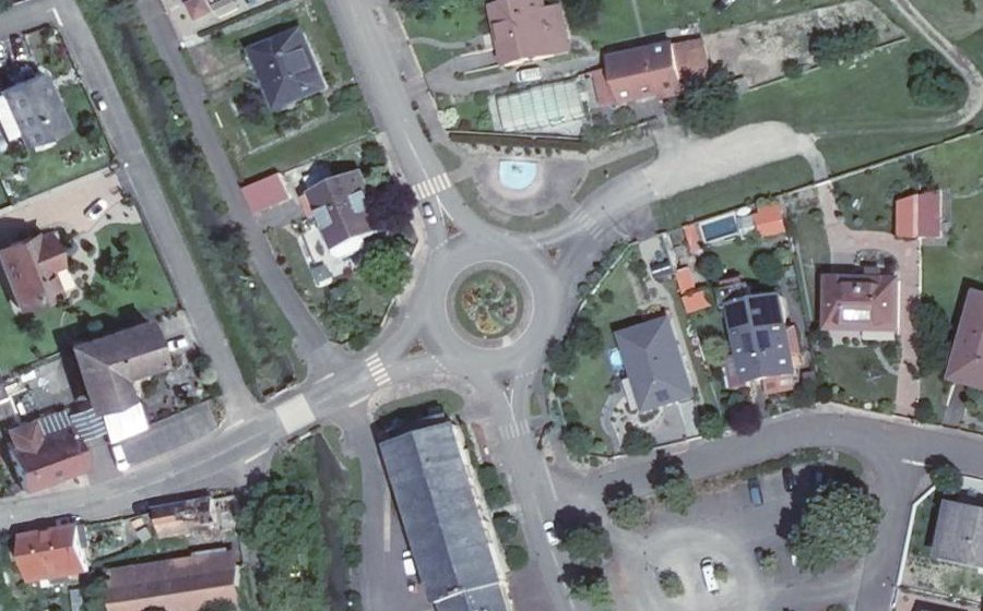 Vue aérienne du Rond-point anonyme n°27049929