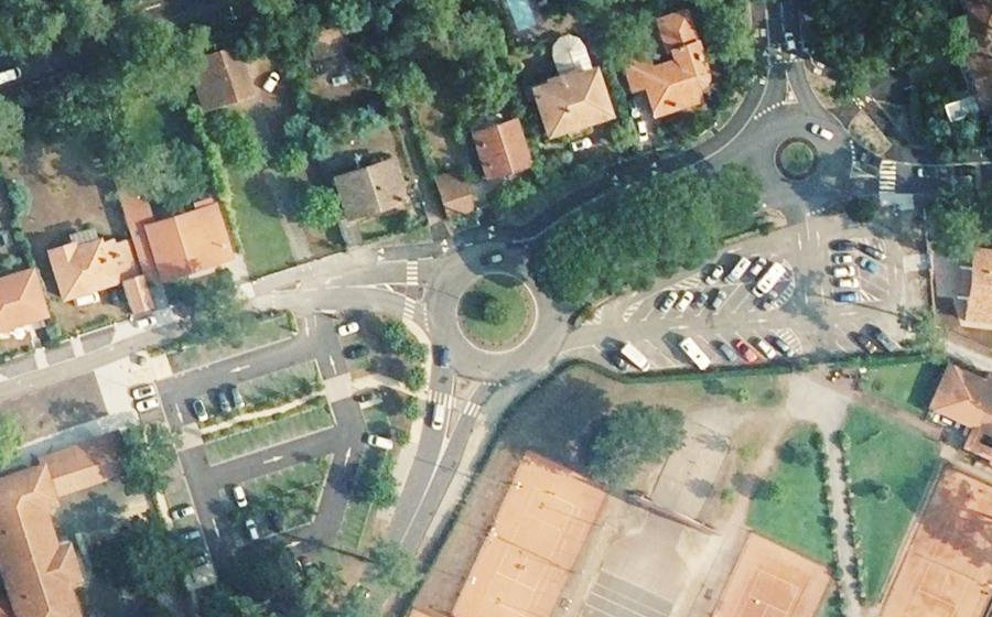 Vue aérienne du Rond-point anonyme n°270589723