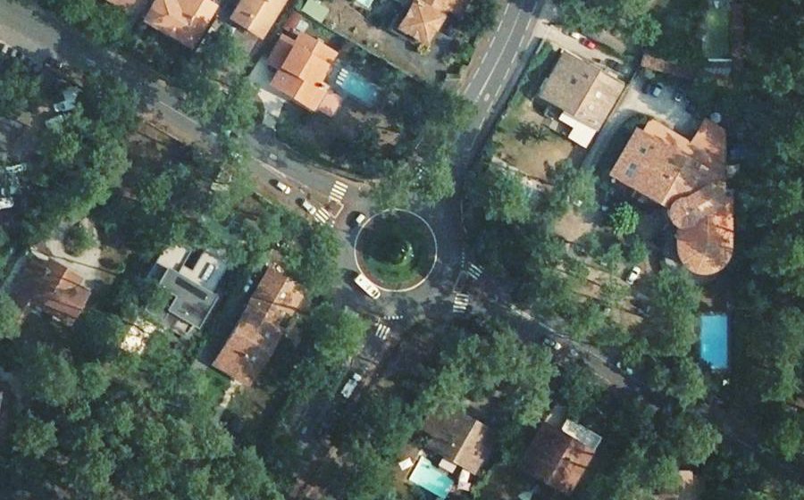 Vue aérienne du Rond-point anonyme n°270595197