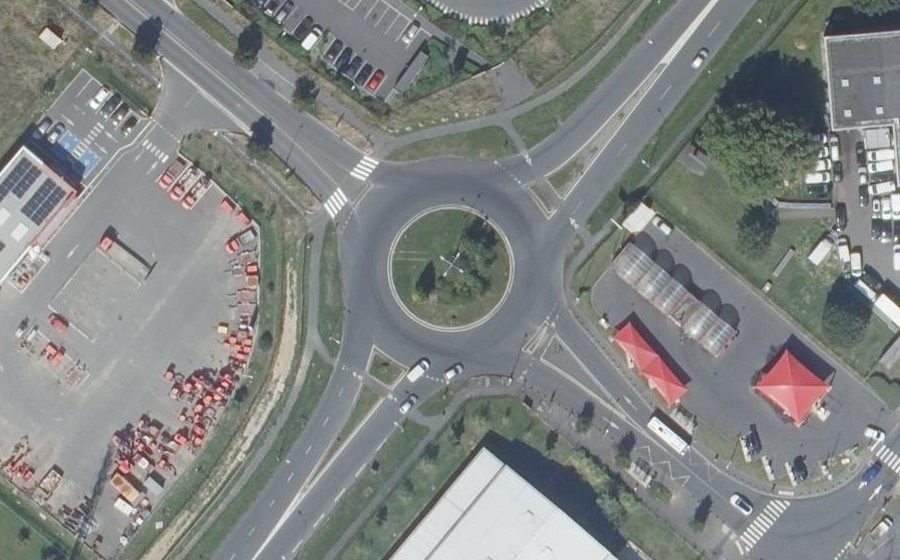 Vue aérienne du Rond-point anonyme n°27068036