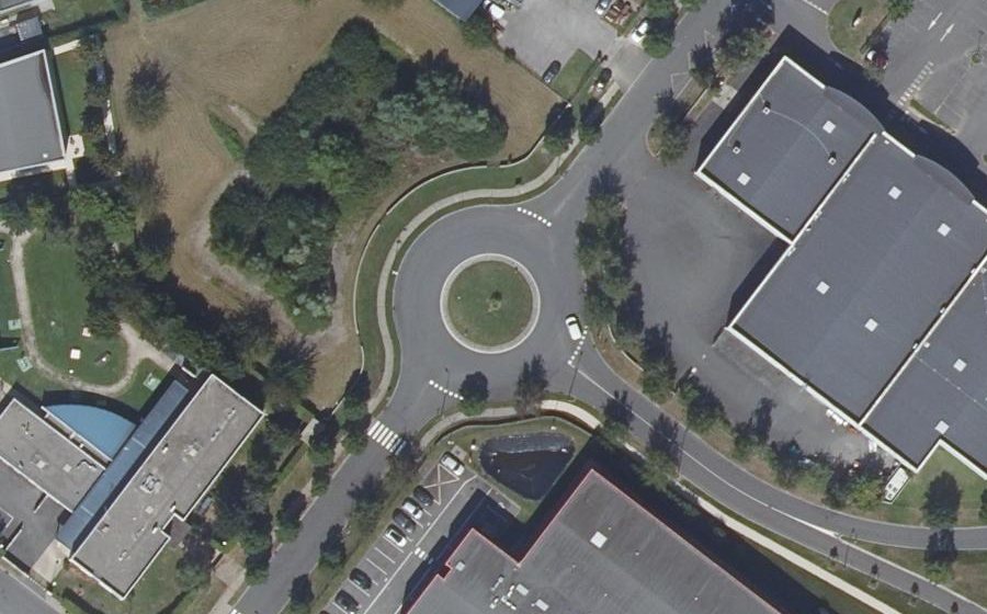 Vue aérienne du Rond-point anonyme n°27068672