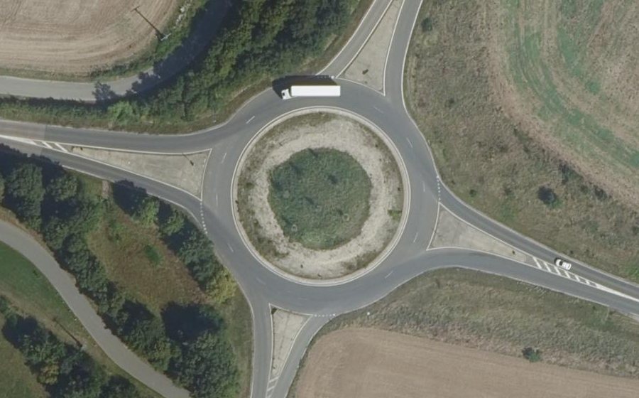 Vue aérienne du Rond-point anonyme n°27076428