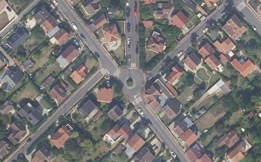 Vue aérienne du Rond-point anonyme n°27080656