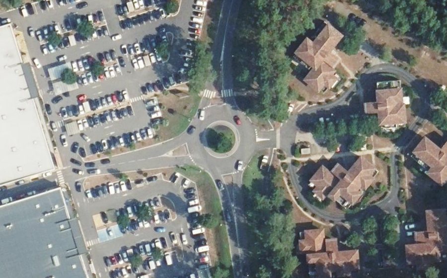 Vue aérienne du Rond-point anonyme n°270872059