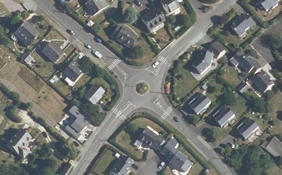 Vue aérienne du Rond-point anonyme n°270916617
