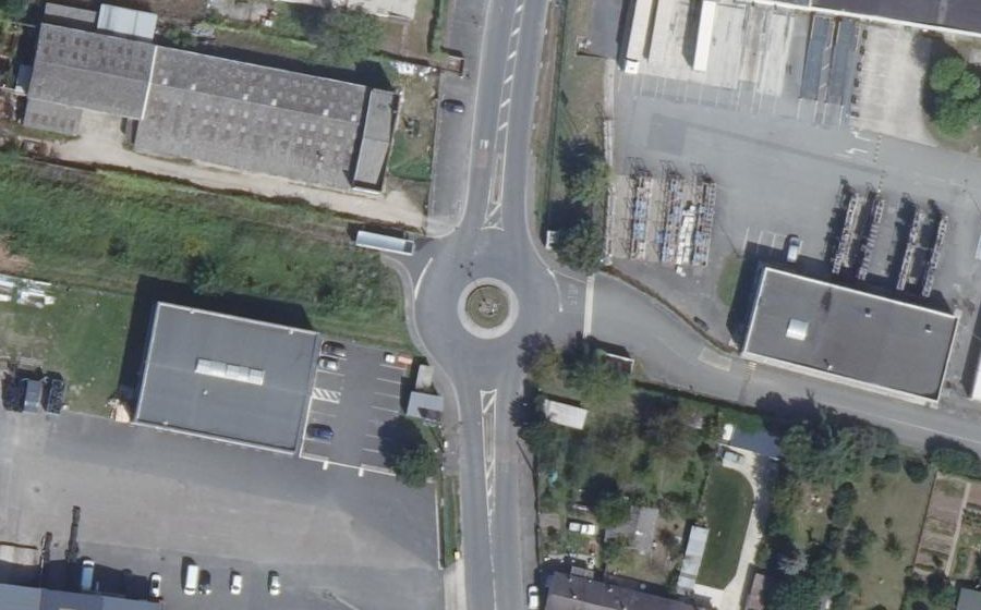 Vue aérienne du Rond-point anonyme n°27093553
