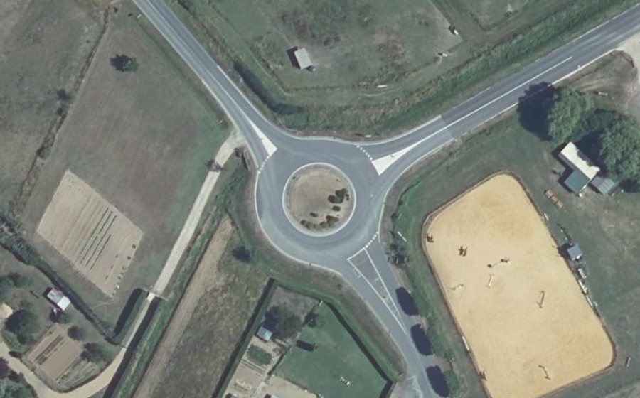 Vue aérienne du Rond-point anonyme n°27094208