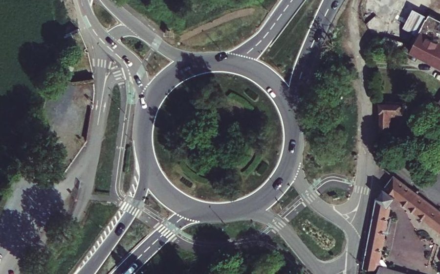 Vue aérienne du Rond-point anonyme n°27095940