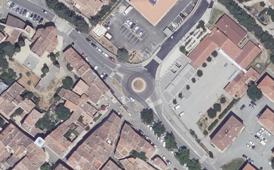 Vue aérienne du Rond-point anonyme n°27099176