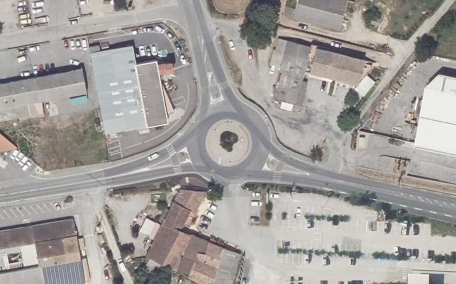 Vue aérienne du Rond-point anonyme n°27099685