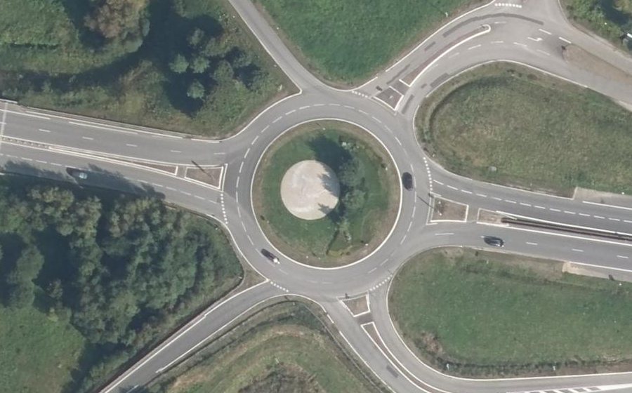 Vue aérienne du Rond-point anonyme n°27100673