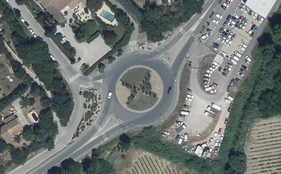 Vue aérienne du Rond-point anonyme n°27104224