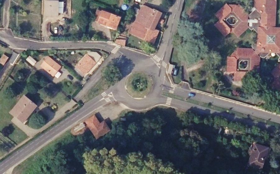 Vue aérienne du Rond-point anonyme n°27107420