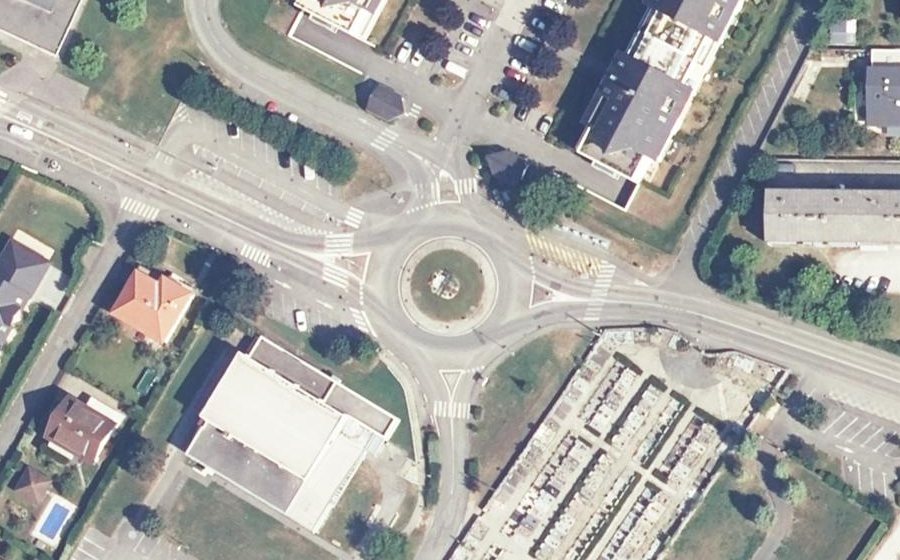 Vue aérienne du Rond-point anonyme n°27110453