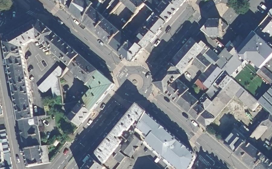 Vue aérienne du Rond-point anonyme n°27110696