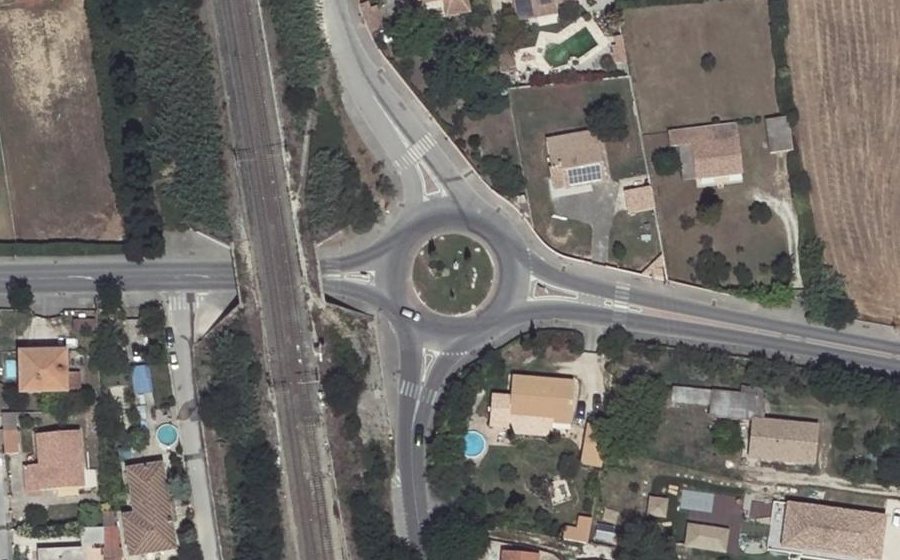 Vue aérienne du Rond-point anonyme n°27111674