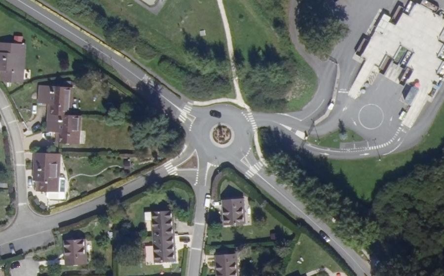 Vue aérienne du Rond-point anonyme n°271276082