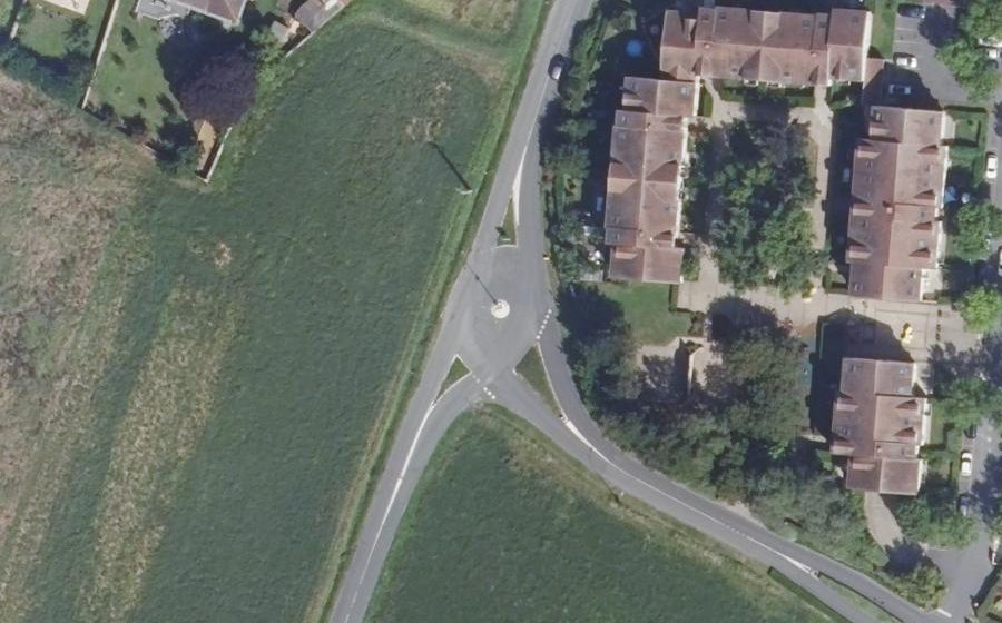 Vue aérienne du Rond-point anonyme n°271280754