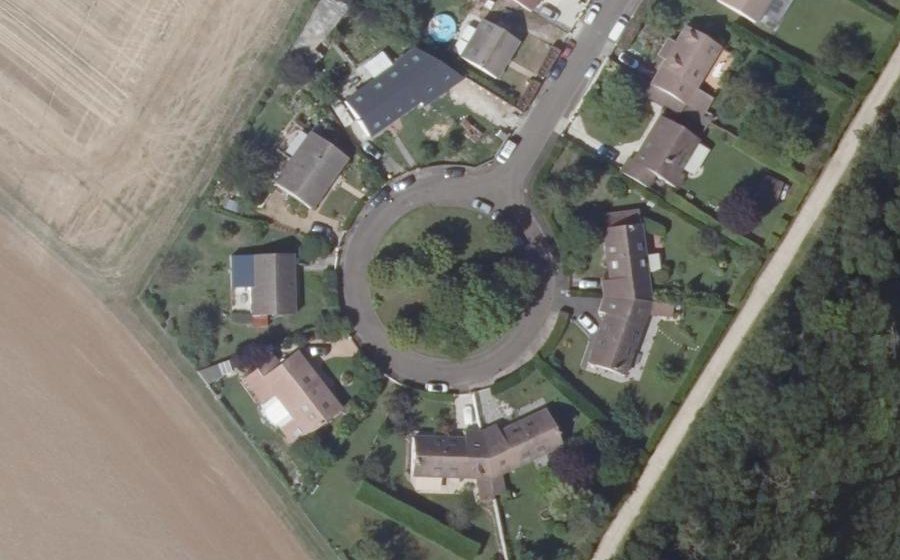 Vue aérienne du Rond-point anonyme n°27137411