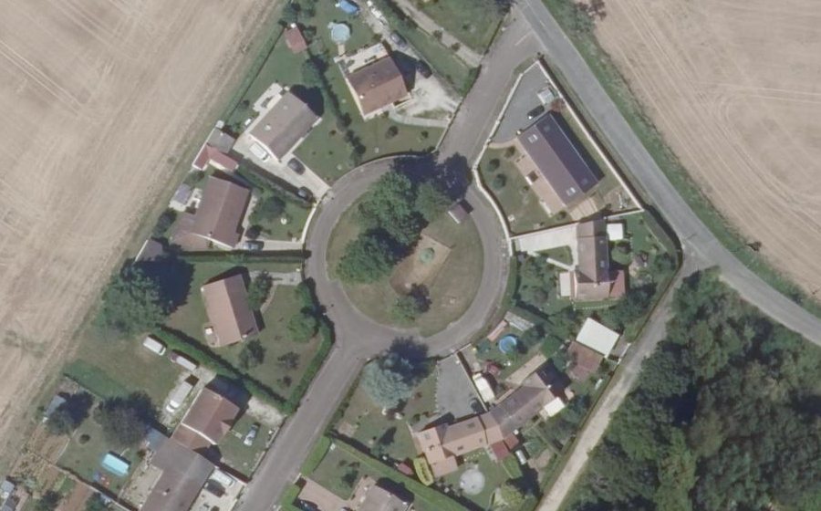 Vue aérienne du Rond-point anonyme n°27137472