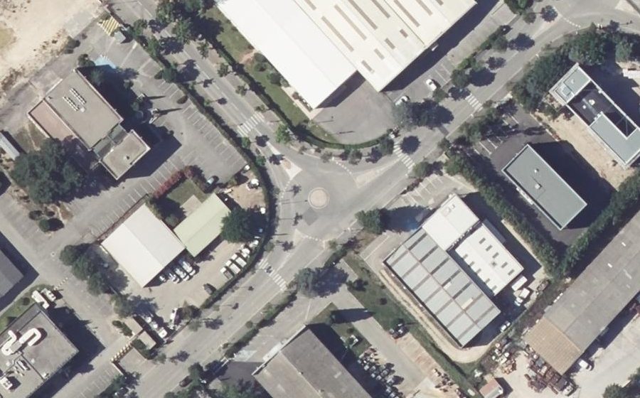 Vue aérienne du Rond-point anonyme n°27138718