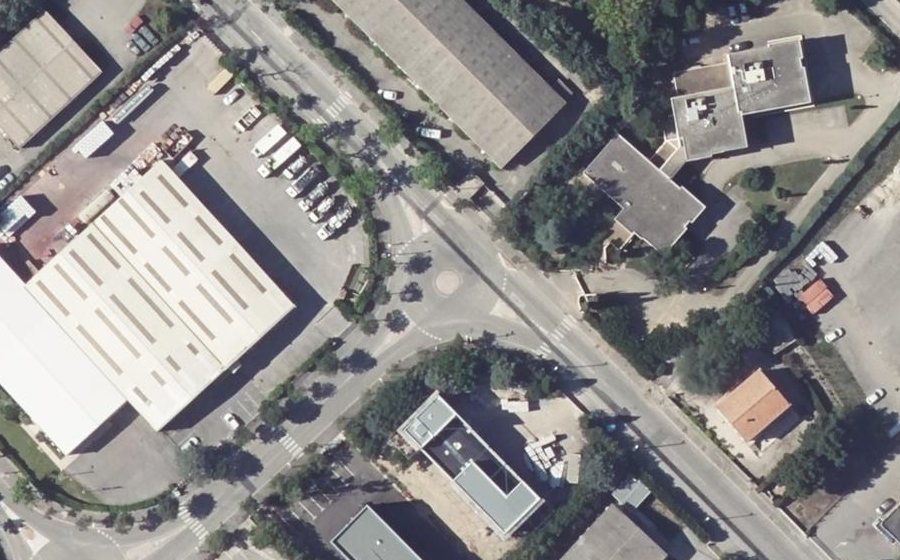 Vue aérienne du Rond-point anonyme n°27138719