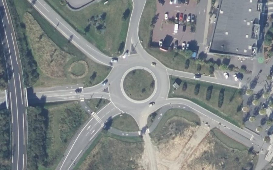 Vue aérienne du Rond-point anonyme n°271450626