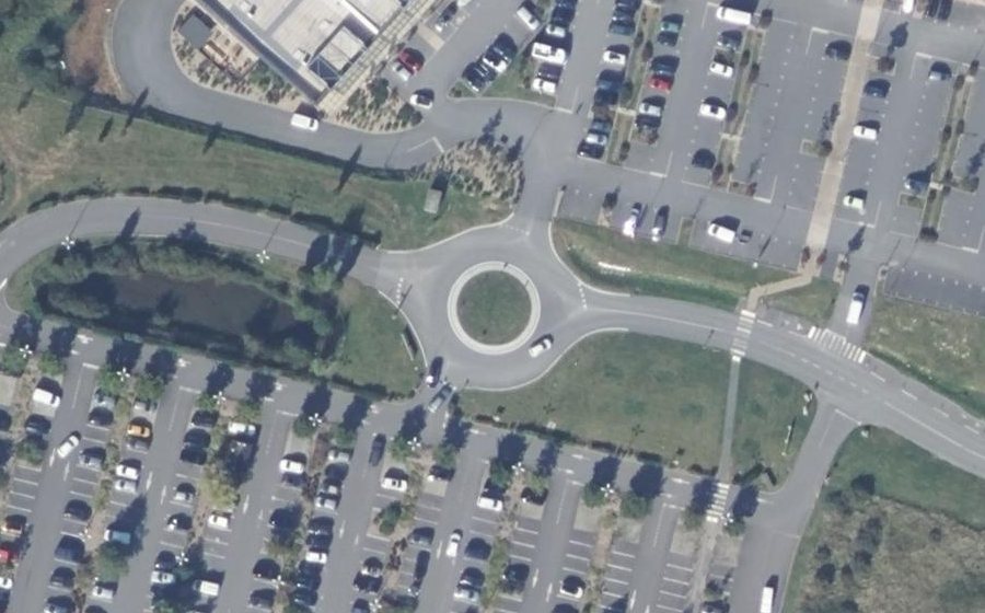 Vue aérienne du Rond-point anonyme n°271450735
