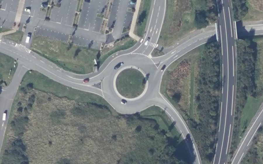 Vue aérienne du Rond-point anonyme n°271450736