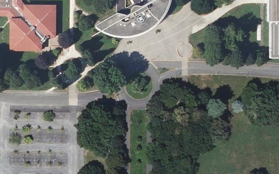 Vue aérienne du Rond-point anonyme n°27147112
