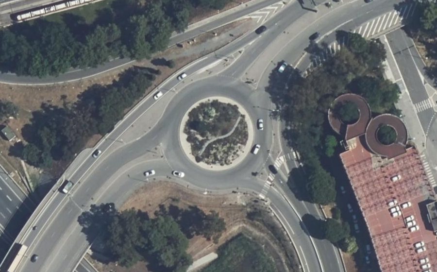 Vue aérienne du Rond-point anonyme n°271487801