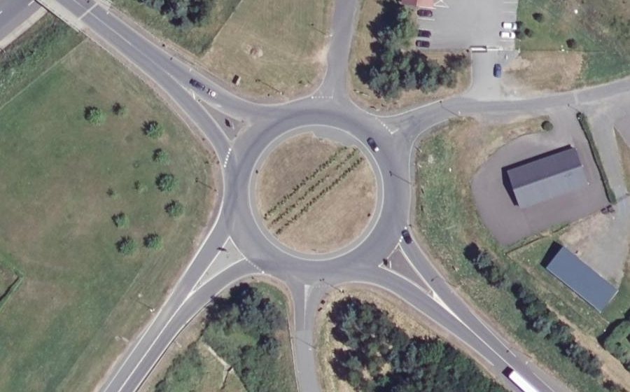 Vue aérienne du Rond-point anonyme n°27149839