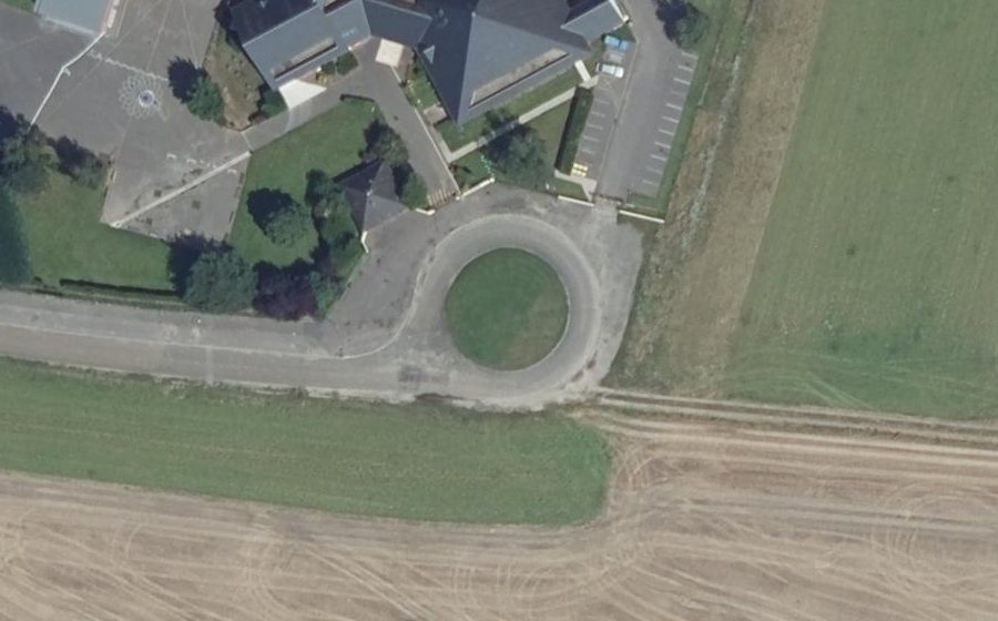 Vue aérienne du Rond-point anonyme n°271499625