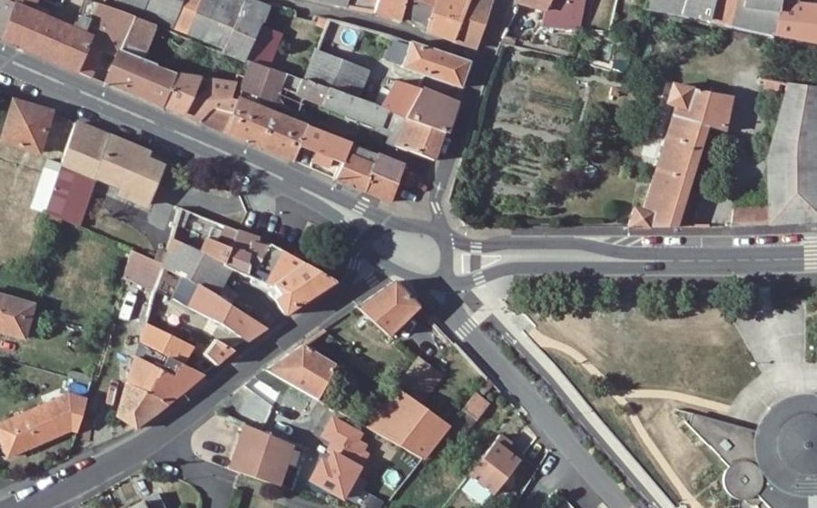 Vue aérienne du Rond-point anonyme n°271502030