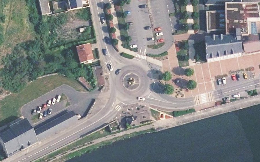 Vue aérienne du Rond-point anonyme n°27152779