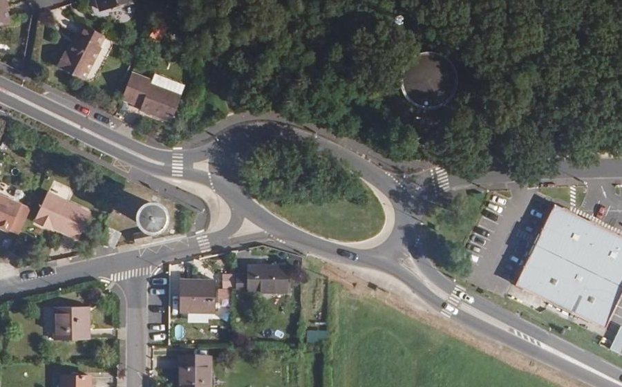 Vue aérienne du Rond-point anonyme n°27157248