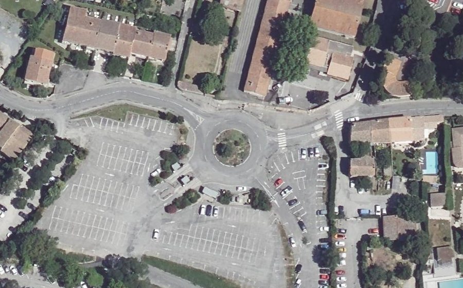 Vue aérienne du Rond-point anonyme n°27181942