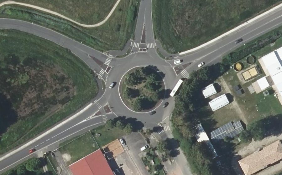 Vue aérienne du Rond-point anonyme n°27182303