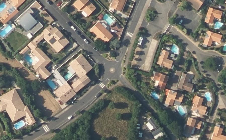 Vue aérienne du Rond-point anonyme n°271843262
