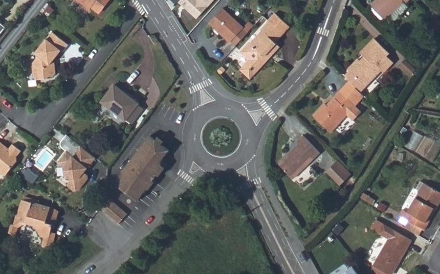 Vue aérienne du Rond-point anonyme n°27184787