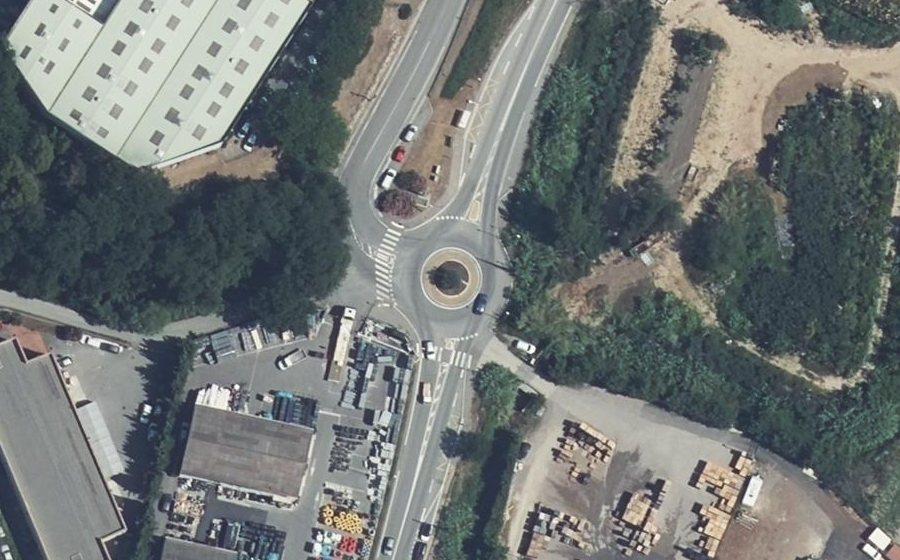 Vue aérienne du Rond-point anonyme n°271895634