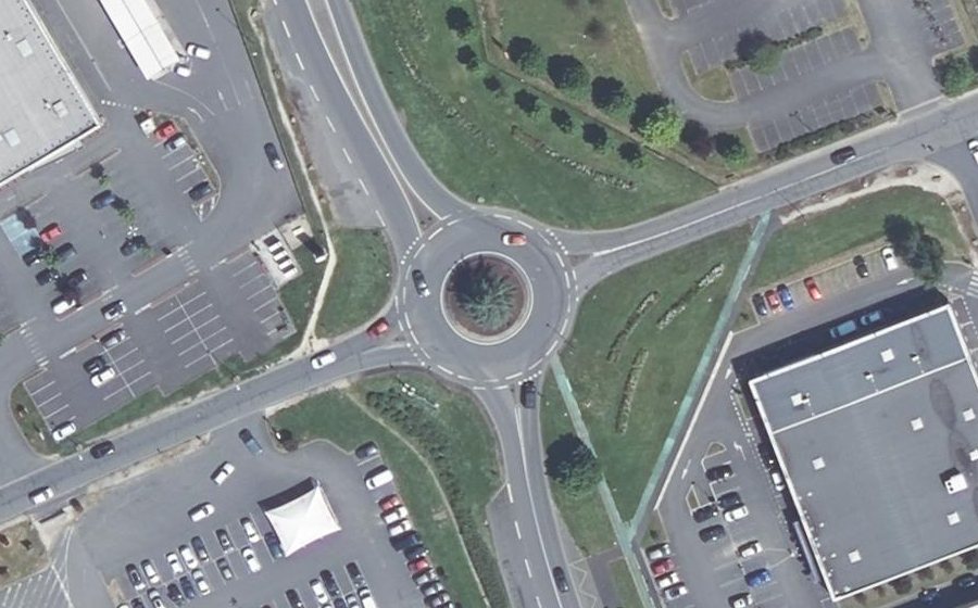 Vue aérienne du Rond-point anonyme n°27192381