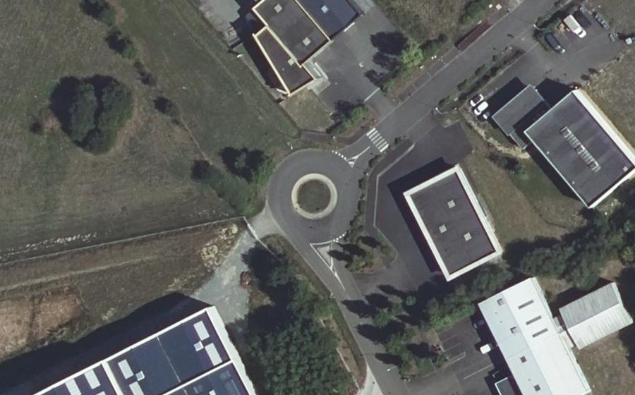 Vue aérienne du Rond-point anonyme n°271936754