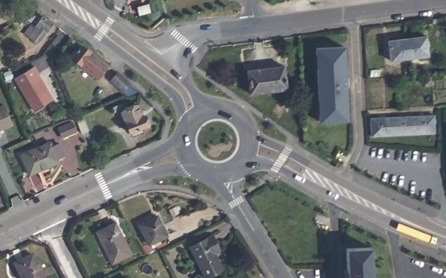 Vue aérienne du Rond-point anonyme n°272046737