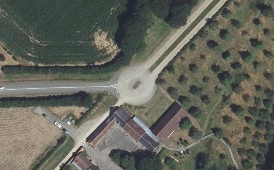 Vue aérienne du Rond-point anonyme n°272069009