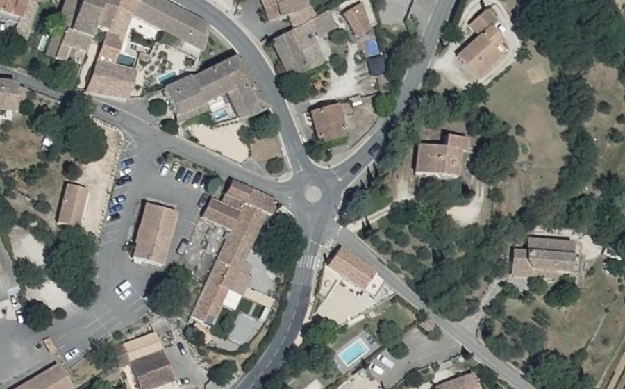 Vue aérienne du Rond-point anonyme n°27208645