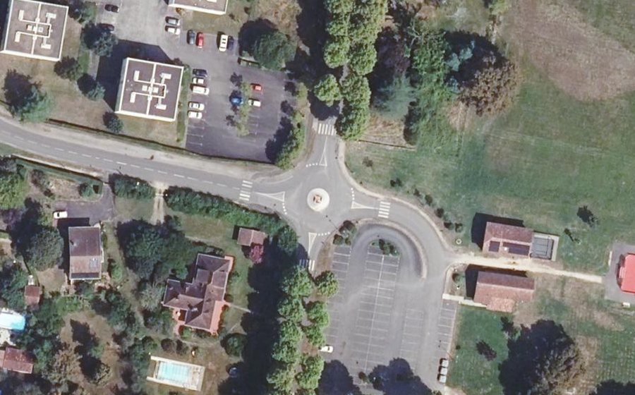 Vue aérienne du Rond-point anonyme n°27211534
